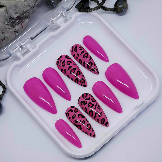 Beautiful pink press on nails with an animal print foil. Finished with a glossy top coat.

Please select your size, shape and length. Medium Stiletto is pictured.