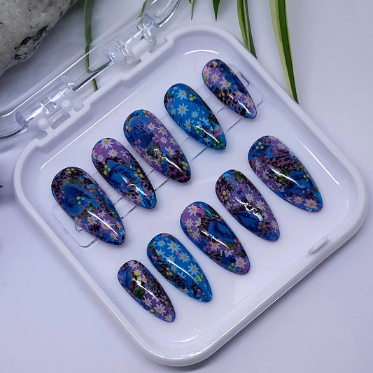 A stunning set of press on nails, an abstract flower design with a hint of animal print. Finished with a glossy top coat.