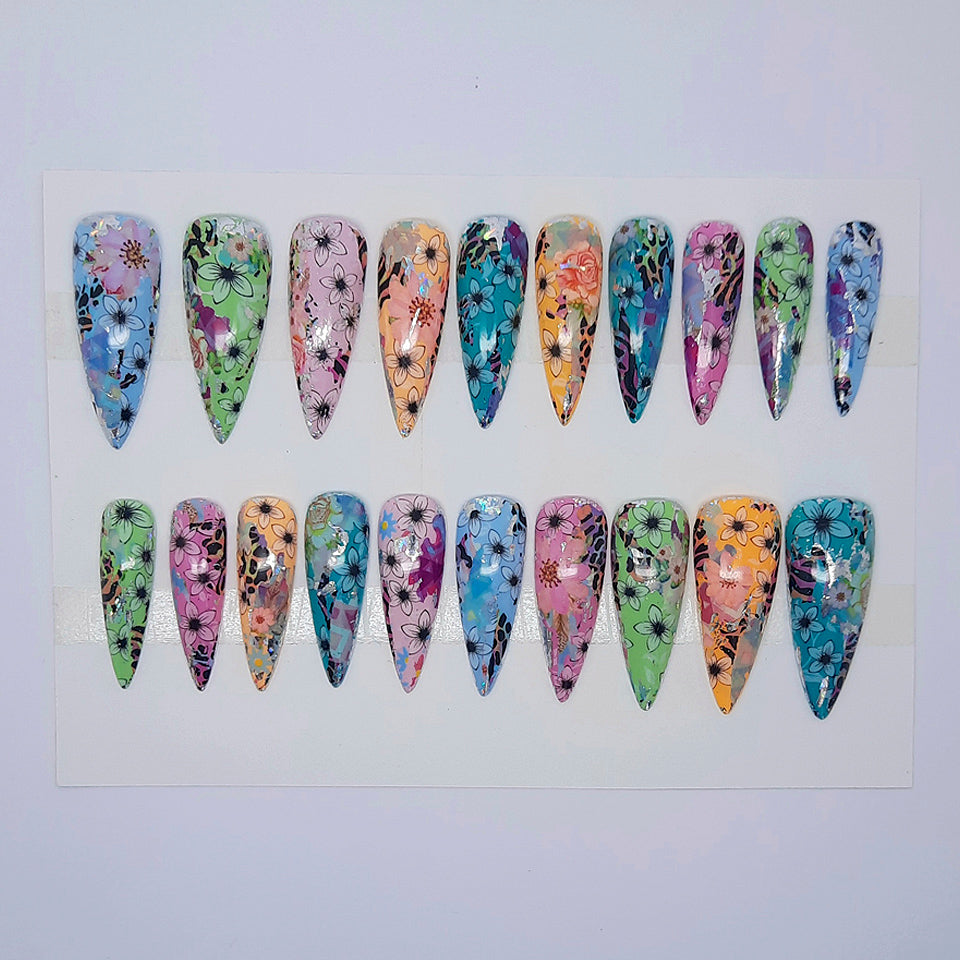 A stunning set of one size fits all press on nails, in a selection of beautiful colours and and abstract flower and animal print design.