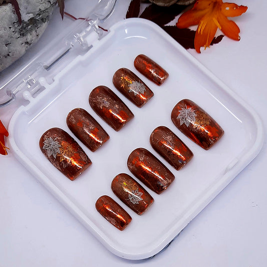 beautiful shimmering Autumn nails with gold and white leaves