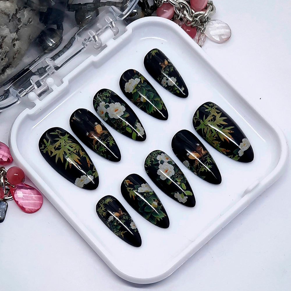 An absolutely beautiful set of press on nails. In gorgeous black, with a beautiful design of oriental leaves, flowers and birds on every nail. Finished in a glossy top coat.